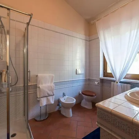 Villa Luxury Italian Villa With Pool & Air Conditioning *